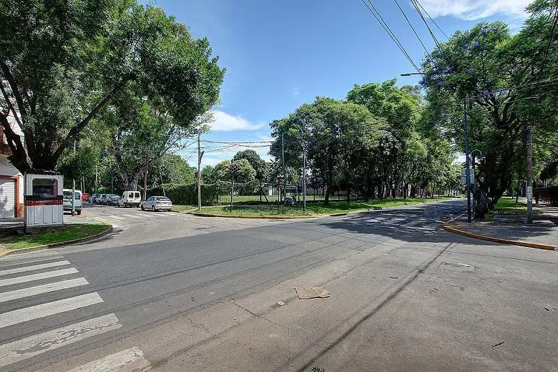 Terreno ideal para emprendimiento dada su superficie y salida a 4 calles 2
