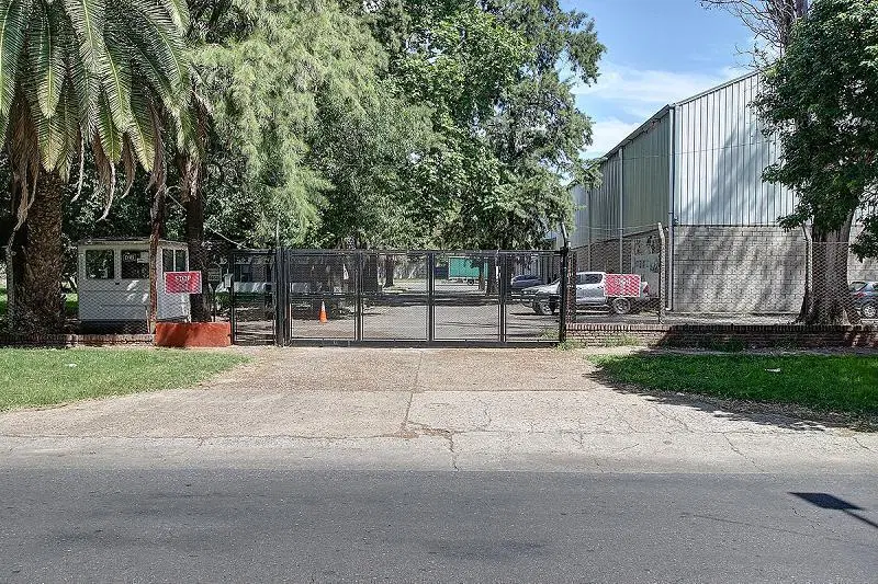 Terreno ideal para emprendimiento dada su superficie y salida a 4 calles 1
