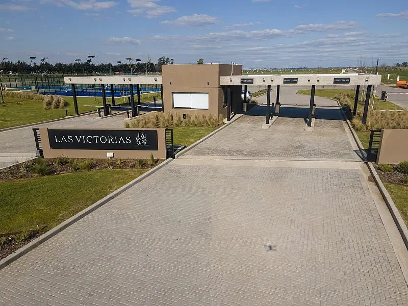 Uno de los mejores lotes a Laguna en el barrio privado Las Victorias. Canning, Ezeiza. 3