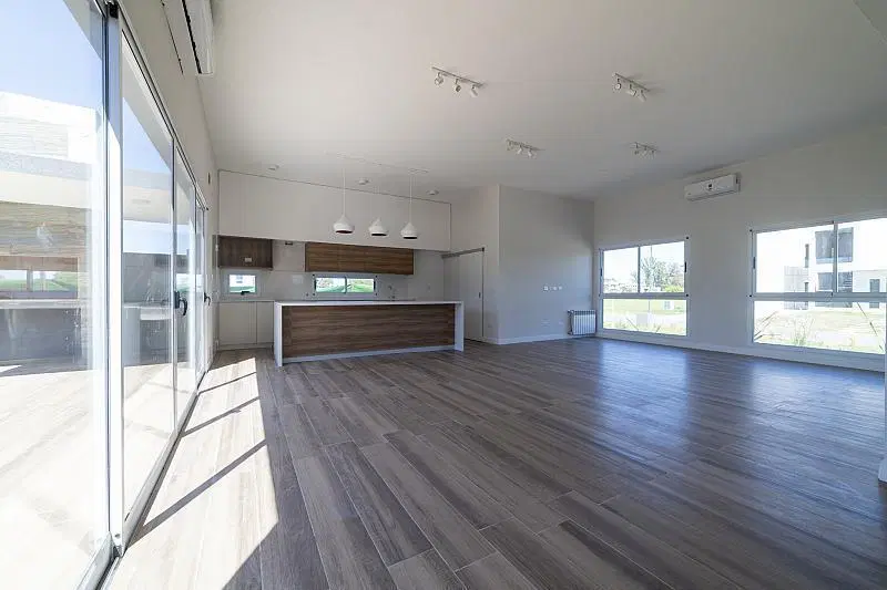 VENTA de casa a estrenar, 5 ambientes, 197m2 totales sobre lote de 694m2. 1