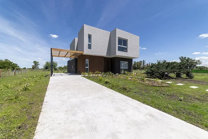 VENTA de casa a estrenar, 5 Ambientes, 220m2 totales sobre lote de 1070m2. 3