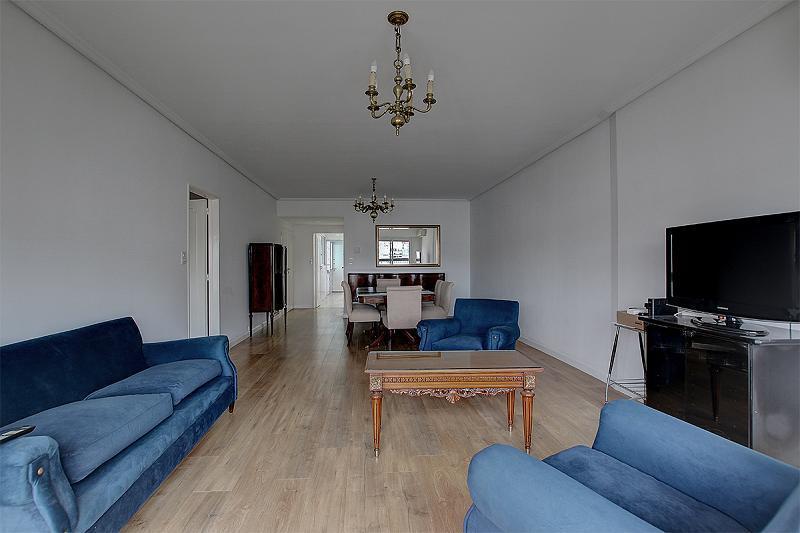 Foto de Piso alto de 4 ambientes . Reciclado. Balcón. Vista abierta Cochera espacio.. Seg. 24hs, imagen 2