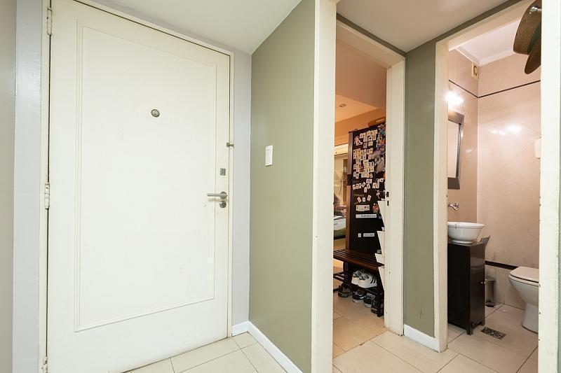 Foto de Amplio departamento de 3 ambientes con jardín propio de 82 m² y cochera, imagen 2