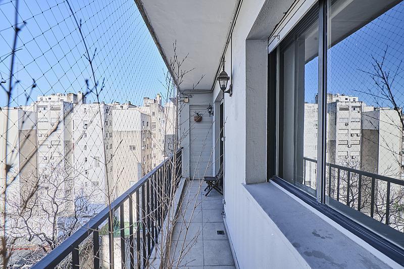 Foto de A metros de la plaza Vicente López, en edificio de categoría: 200 m2, imagen 2