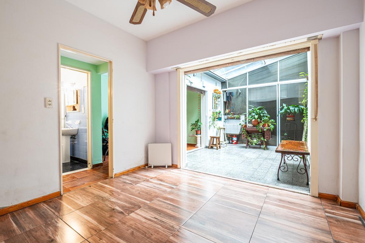 Foto de Venta Departamento 2 ambientes Luminoso Lateral Patio A. Profesional y, imagen 3
