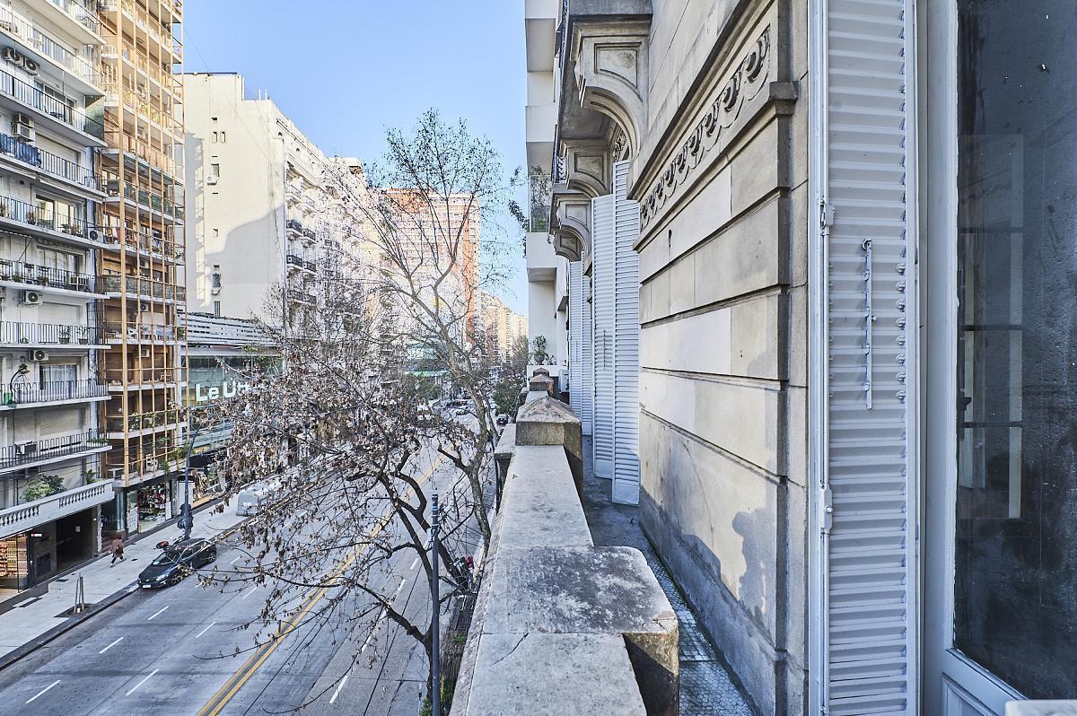 Foto de Edificio Francés de categoría en Recoleta, en esquina. Reciclado. Apto, imagen 4