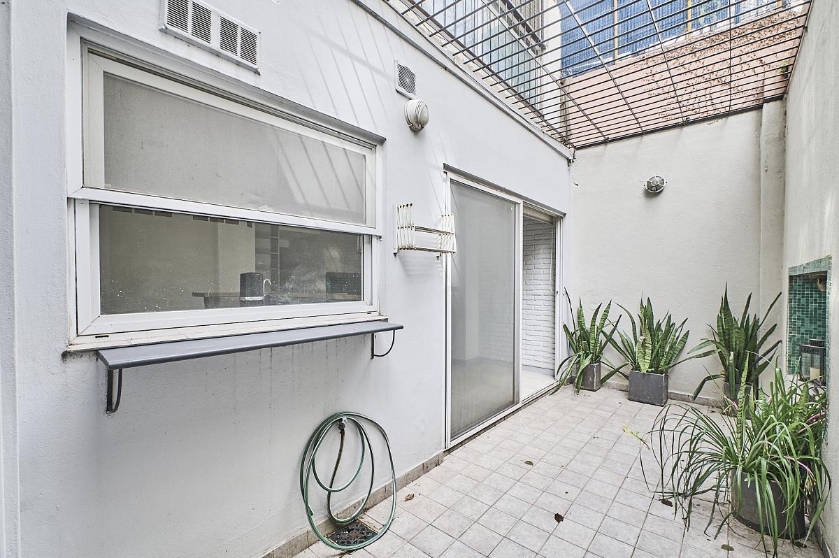 Foto de Departamento 2 ambientes Reciclado con suite y patio Apto profesional, imagen 1
