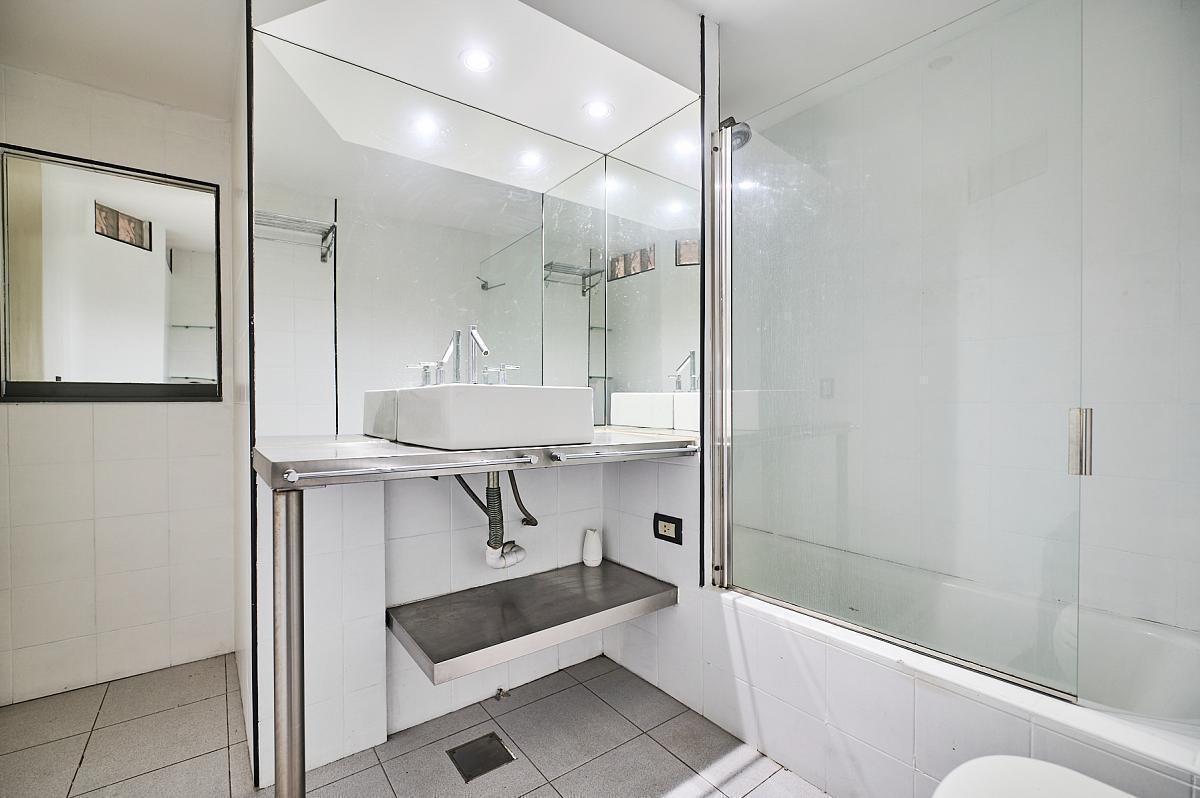 Foto de Departamento 2 ambientes Reciclado con suite y patio Apto profesional, imagen 3