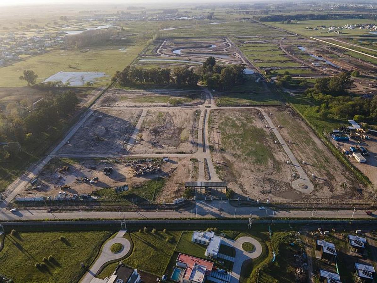 Foto de Lote perimetral en barrio privado Hávita. Calle Cáceres, imagen 1