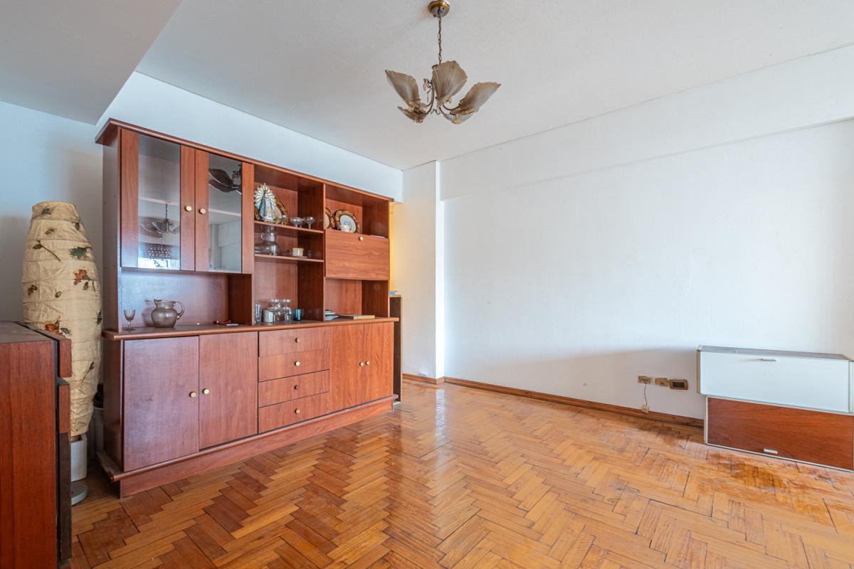 Foto de Venta Departamento 3 ambientes Semipiso Luminoso Balcón corrido Flores, imagen 2