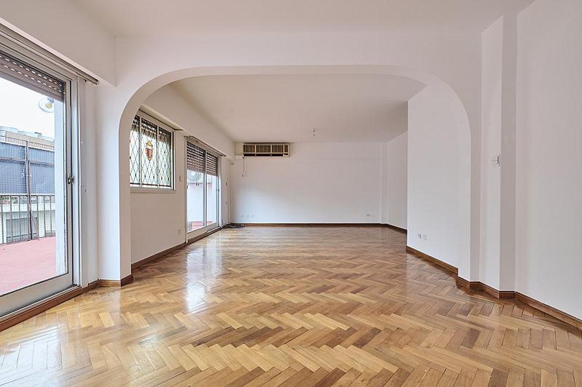 Foto de Piso con balcón terraza cochera fija y baulera en Belgrano, imagen 1