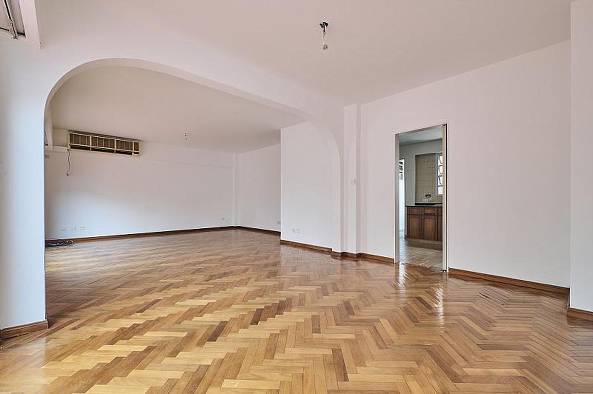 Foto de Piso con balcón terraza cochera fija y baulera en Belgrano, imagen 4