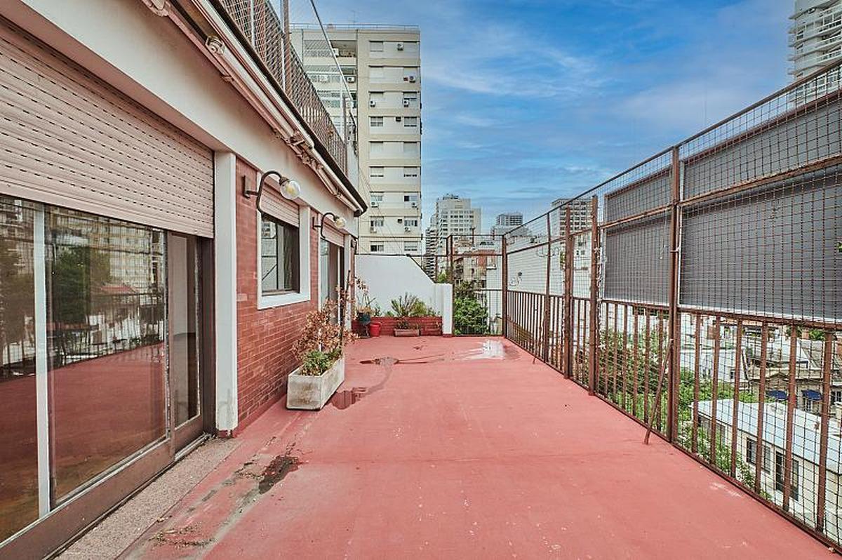 Foto de Piso con balcón terraza cochera fija y baulera en Belgrano, imagen 3