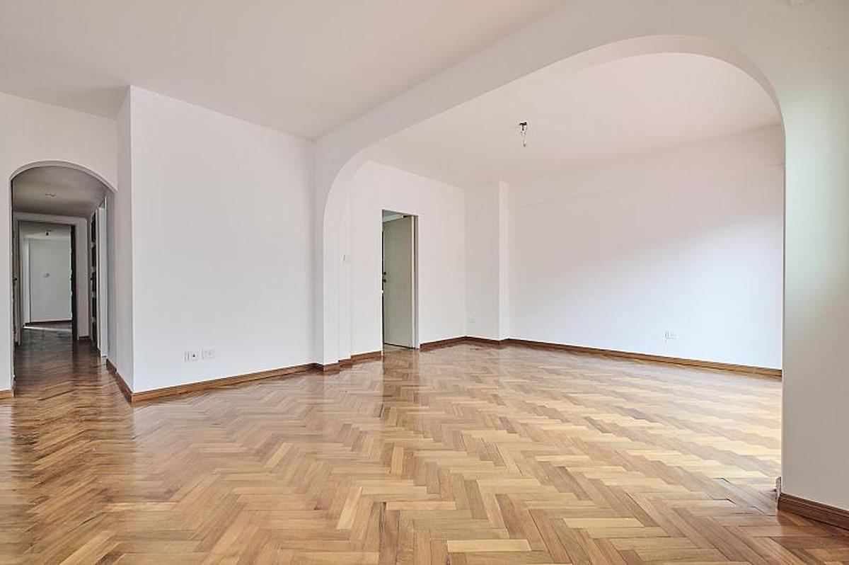 Foto de Piso con balcón terraza cochera fija y baulera en Belgrano, imagen 2