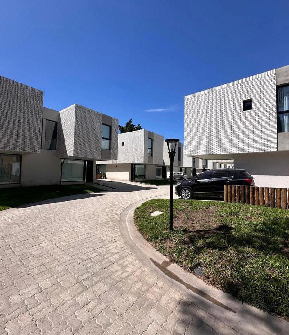 Foto de Dúplex de 4 ambientes con jardín en Bosques de Champagnat. Canning, imagen 2