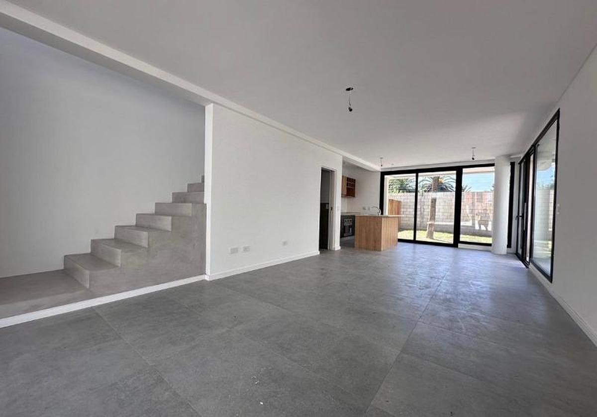 Foto de Dúplex de 4 ambientes con jardín en Bosques de Champagnat. Canning, imagen 4