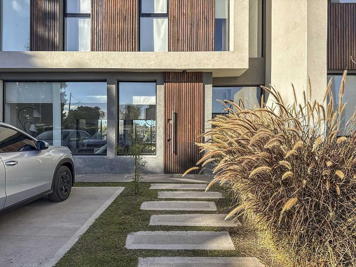 Foto de TOWN HOUSE EN VENTA IMPECABLE Y MODERNA EN BARRIO EL ALJIBE, imagen 3