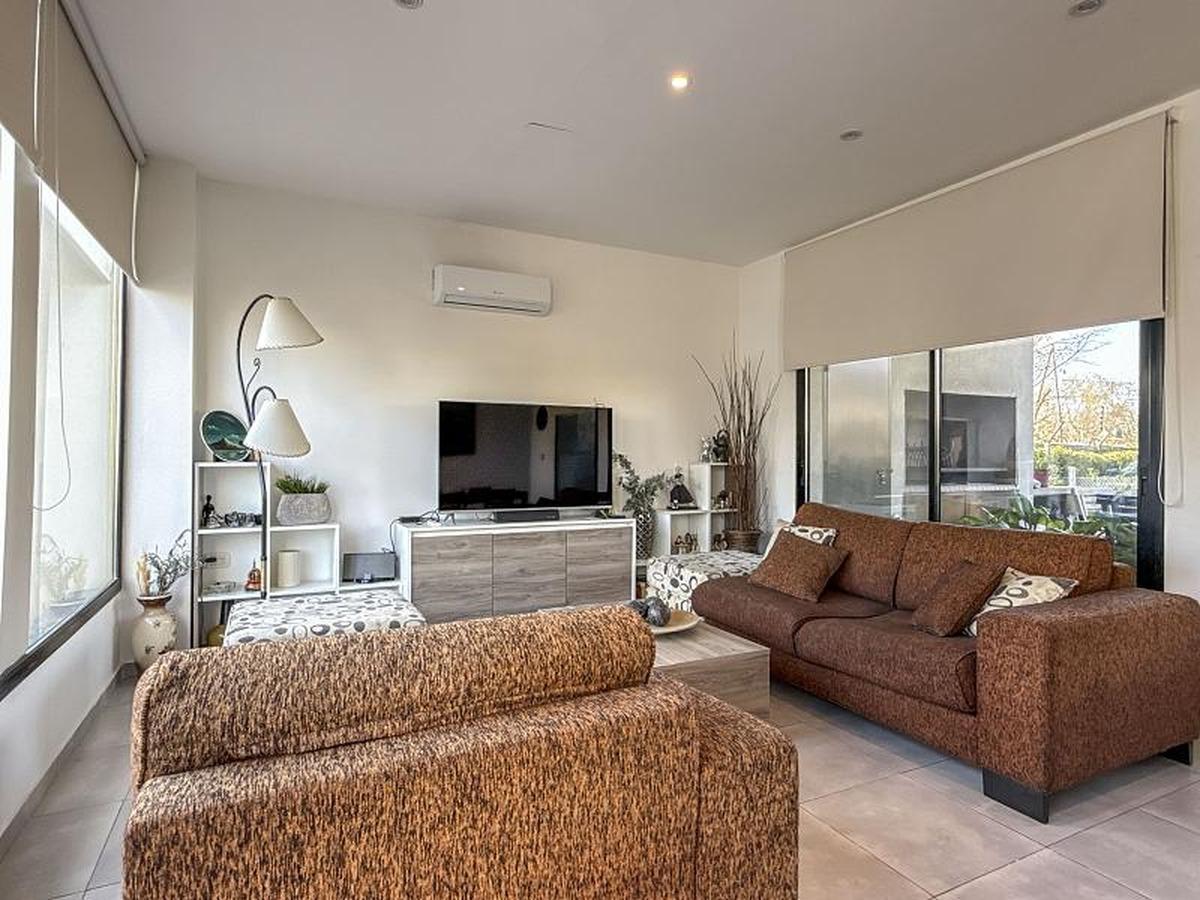 Foto de TOWN HOUSE EN VENTA IMPECABLE Y MODERNA EN BARRIO EL ALJIBE, imagen 1