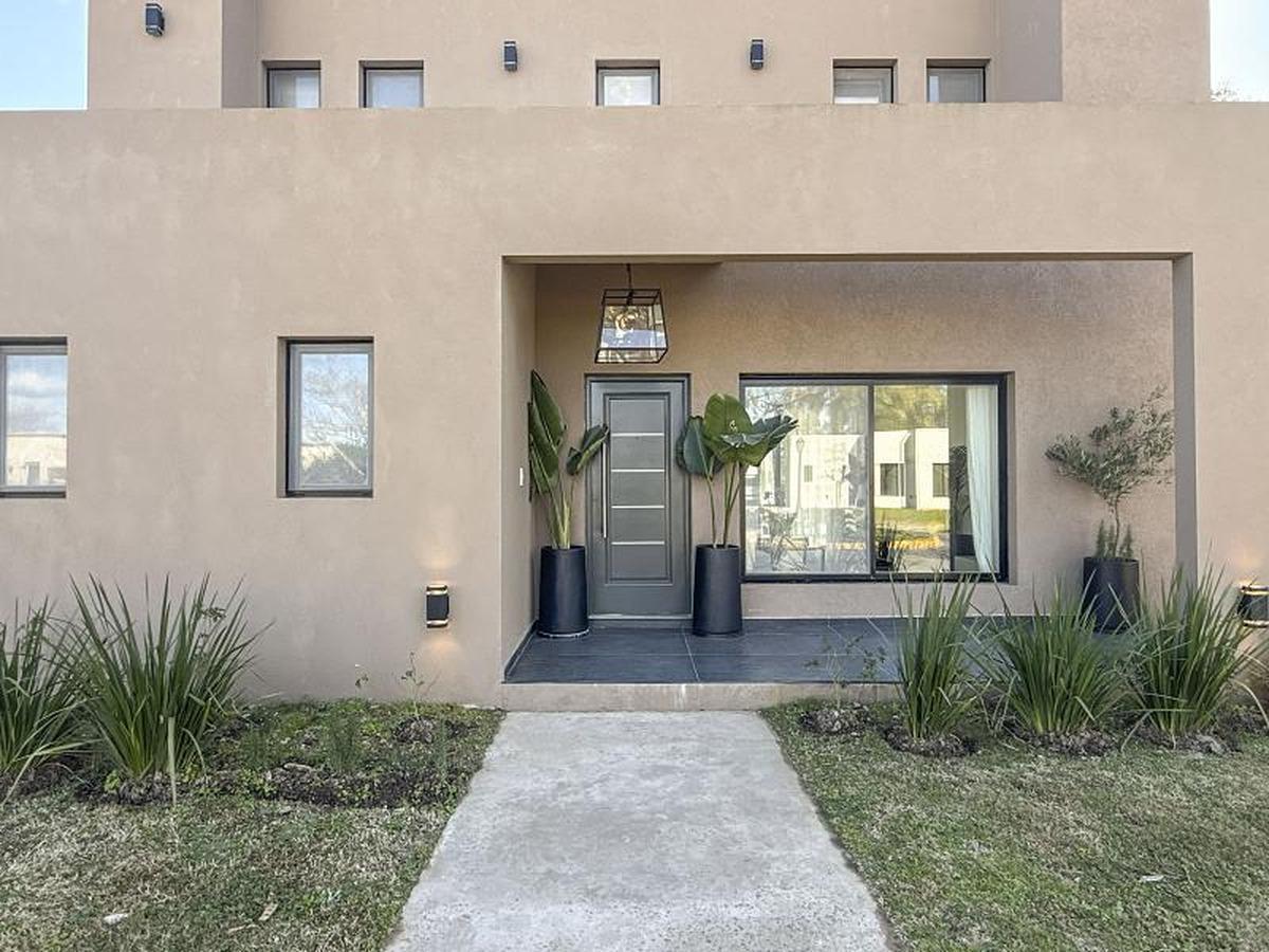 Foto de CASA CON PILETA EN BARRIO SANTA EMILIA - PILAR DEL ESTE - IMPECABLE, imagen 2
