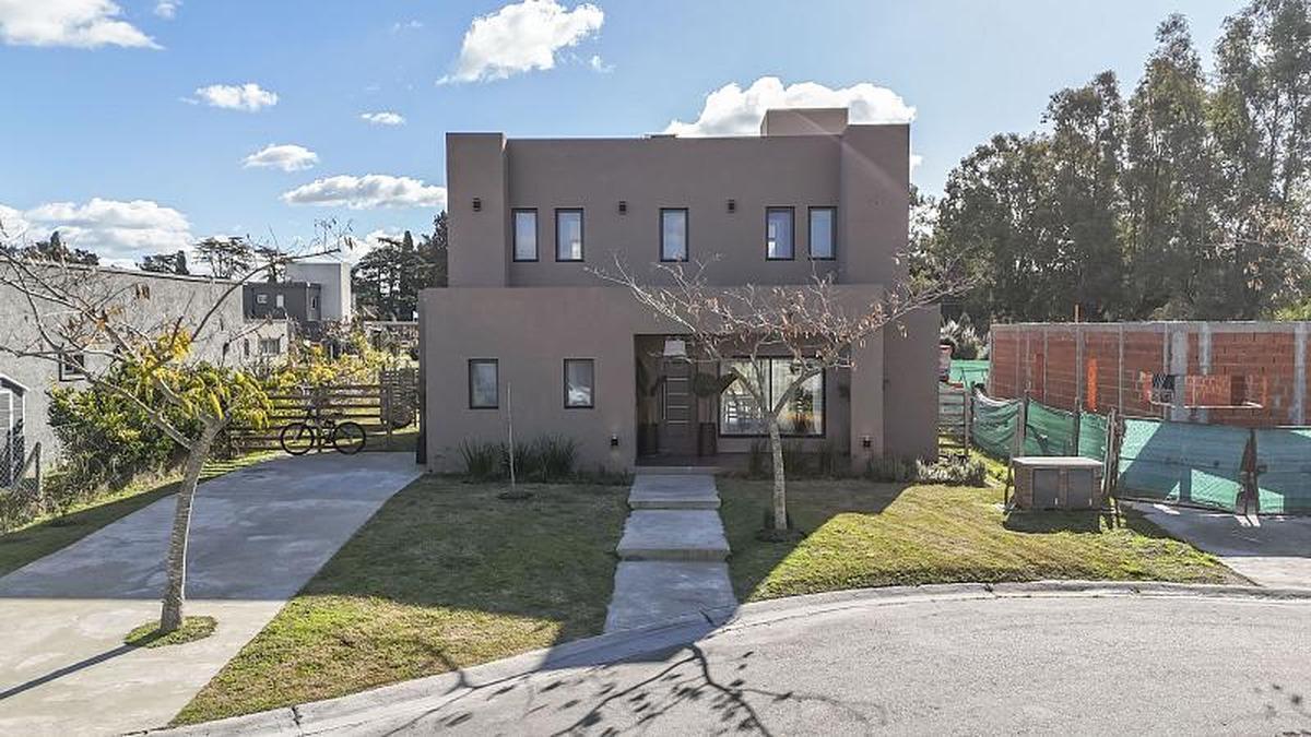 Foto de CASA CON PILETA EN BARRIO SANTA EMILIA - PILAR DEL ESTE - IMPECABLE, imagen 5