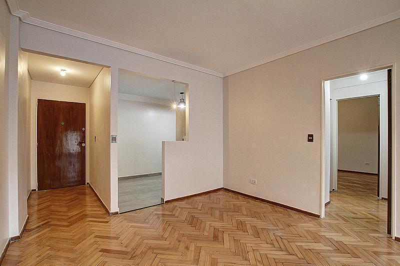Foto de Venta Departamento 3 ambientes Contrafrente con balcón Cochera y, imagen 2