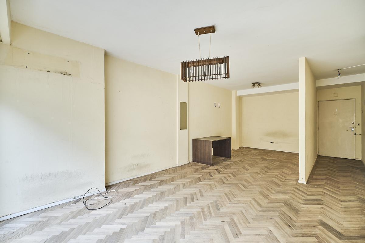Foto de Departamento Monoambiente Luminoso con balcon frances A reciclar en, imagen 2