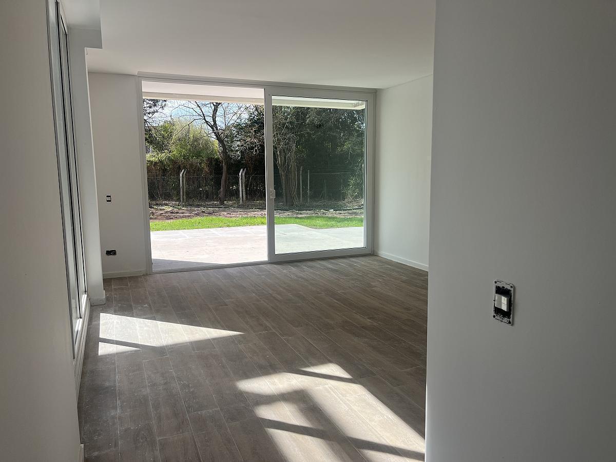 Foto de Planta Baja con Jardín en Bosque Pilar - En venta, imagen 2