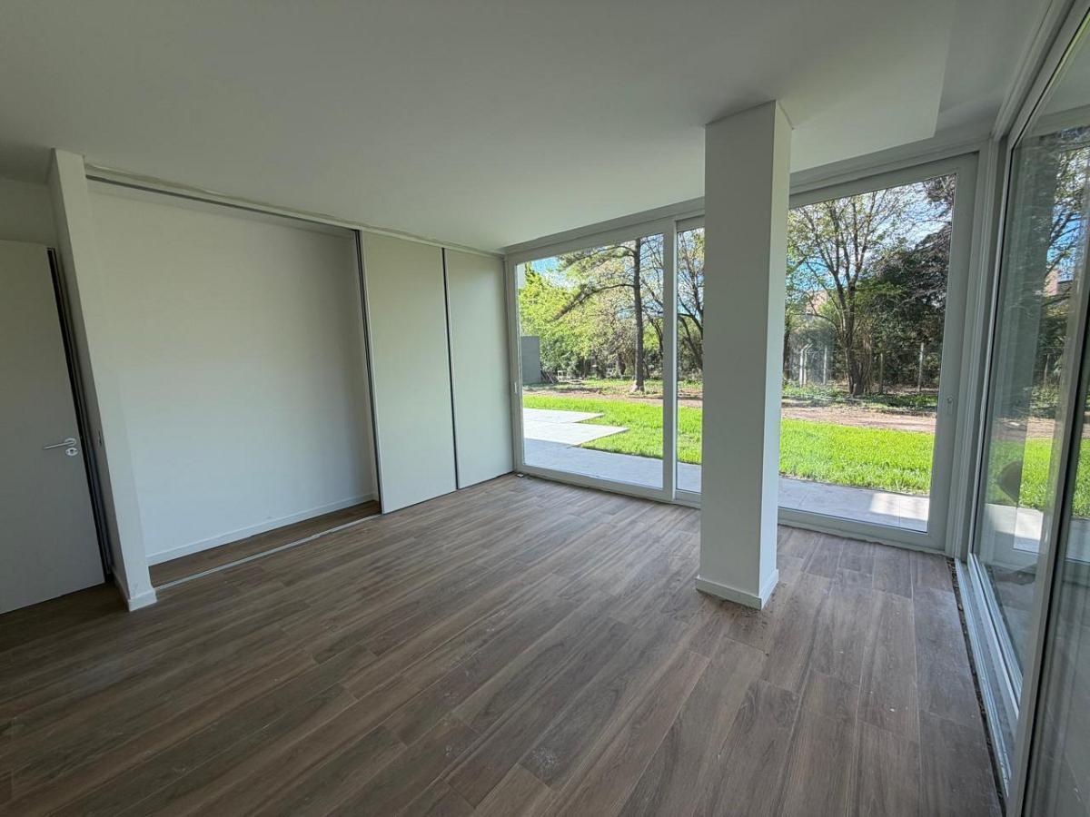 Foto de Planta Baja con Jardín en Bosque Pilar - En venta, imagen 1