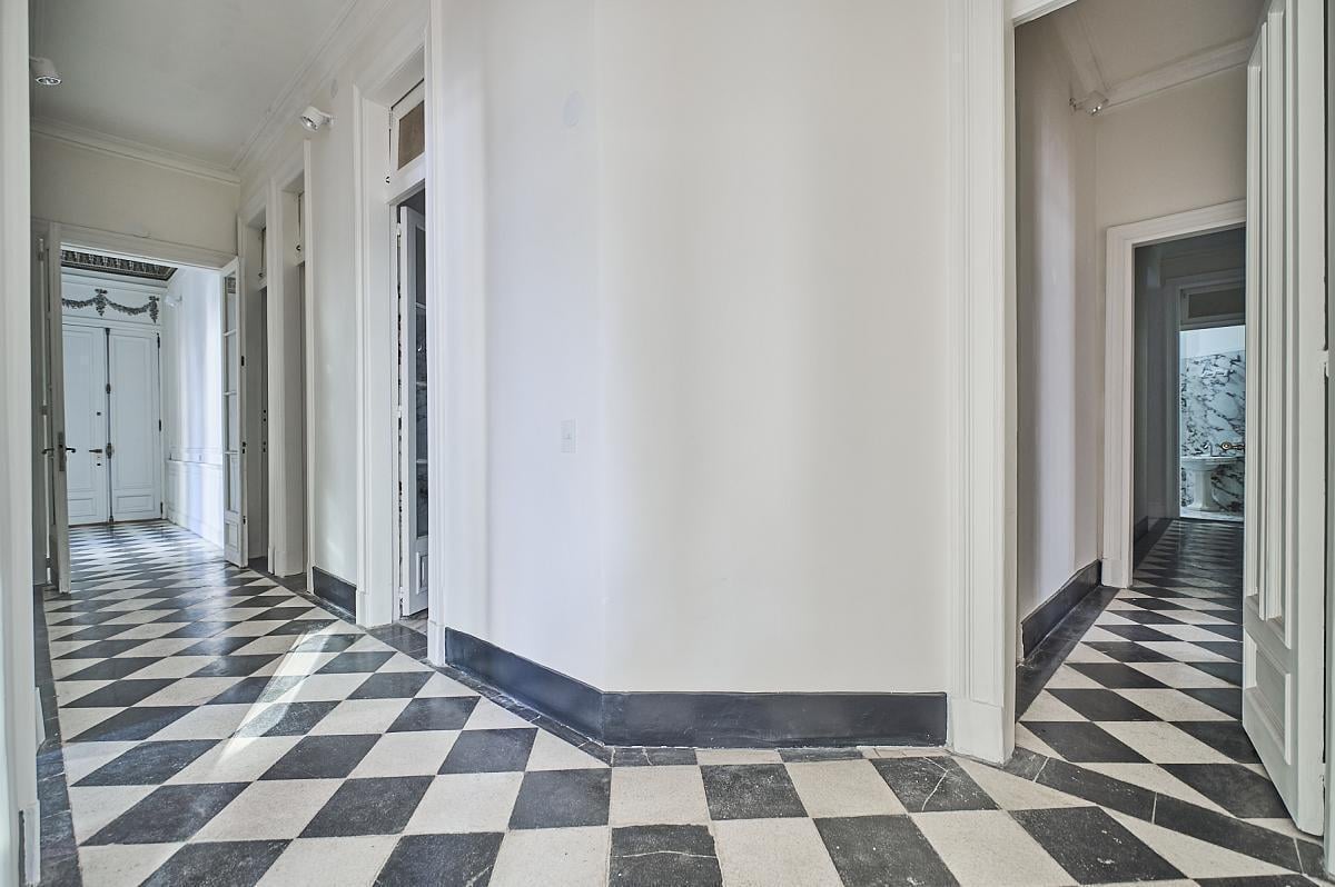 Foto de Edificio Francés de categoría en Recoleta, en esquina. Reciclado. Apto, imagen 3