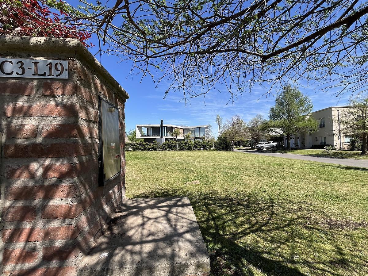 Foto de Excelente lote en venta en Ayres Plaza en esquina, imagen 2