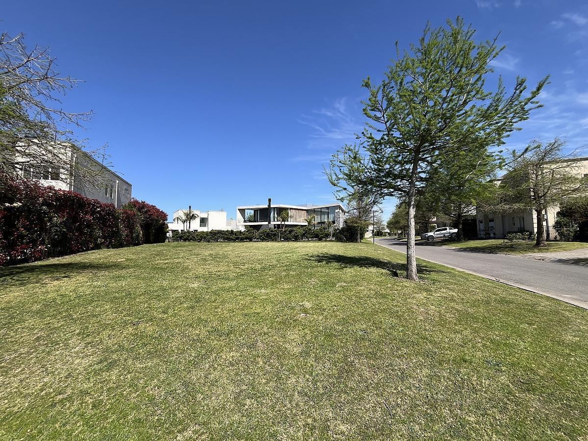 Foto de Excelente lote en venta en Ayres Plaza en esquina, imagen 1