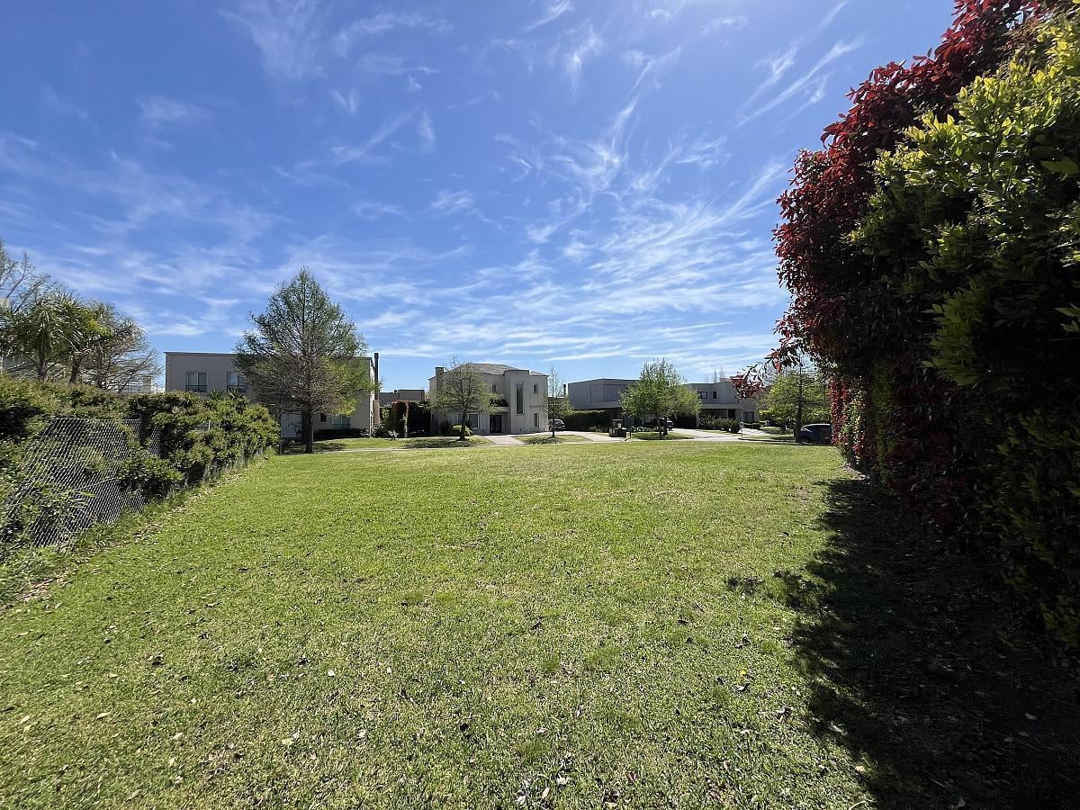 Foto de Excelente lote en venta en Ayres Plaza en esquina, imagen 3