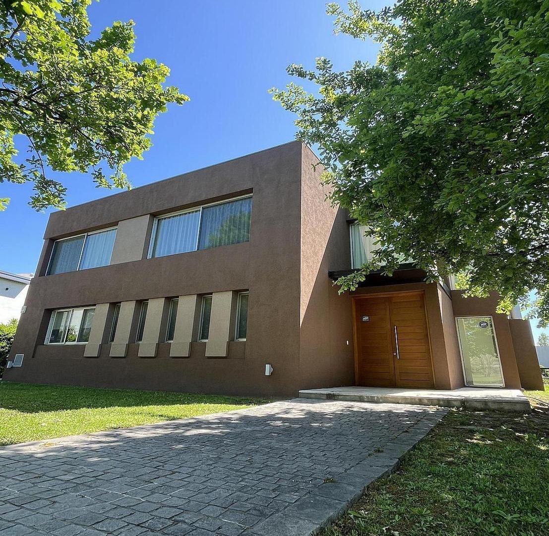 Foto de Moderna Casa en Venta en Ayres de Pilar, imagen 2