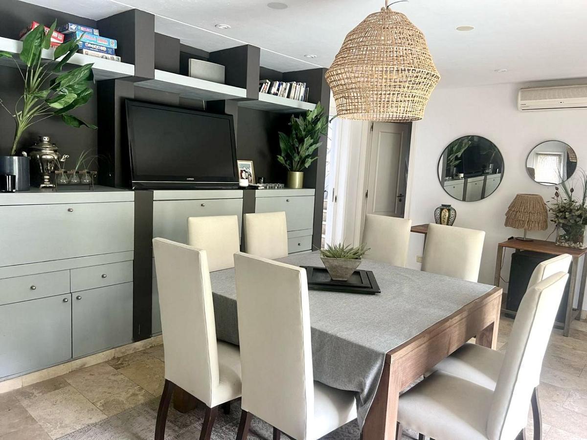 Foto de Una casa donde se vive relajado. EN VENTA EN AYRES DE PILAR sobre lote, imagen 1