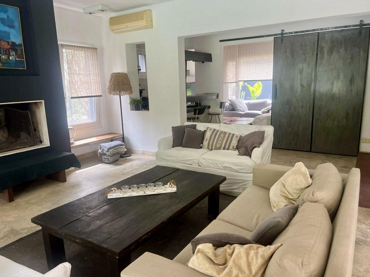 Foto de Una casa donde se vive relajado. EN VENTA EN AYRES DE PILAR sobre lote, imagen 3