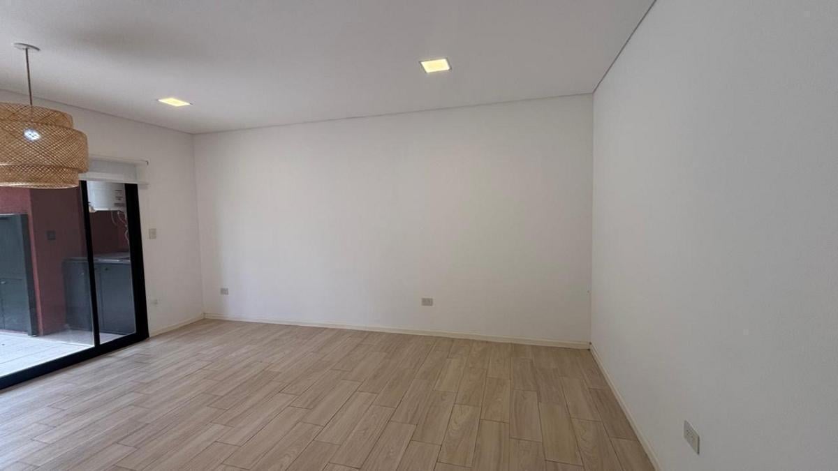 Foto de lindisimo departamento de 3 ambientes con jardin en alquiler, imagen 2