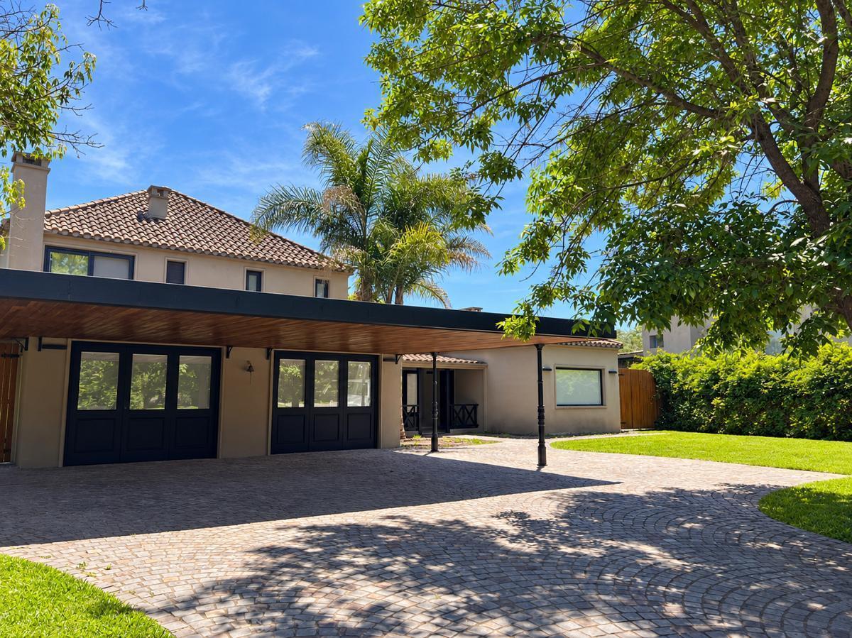 Foto de CASA EN VENTA AL PARQUE CENTRAL DE AYRES DE PILAR EN LOTE DE 1250m2, imagen 1