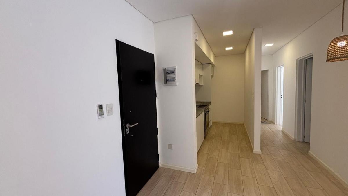 Foto de lindisimo departamento de 3 ambientes con jardin en alquiler, imagen 1