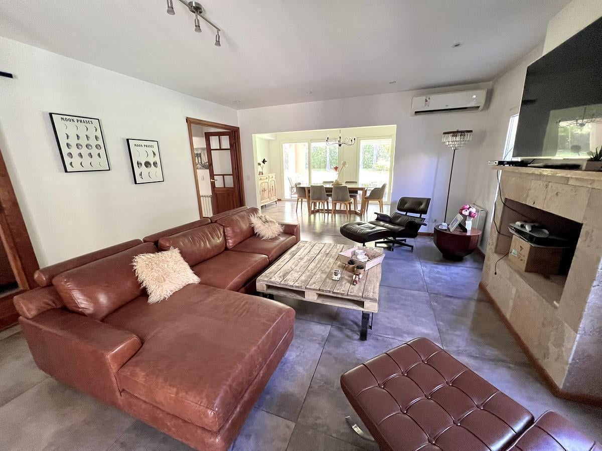 Foto de CASA EN VENTA EN AYRES DE PILAR totalmente renovada en lote de 1064.95, imagen 2
