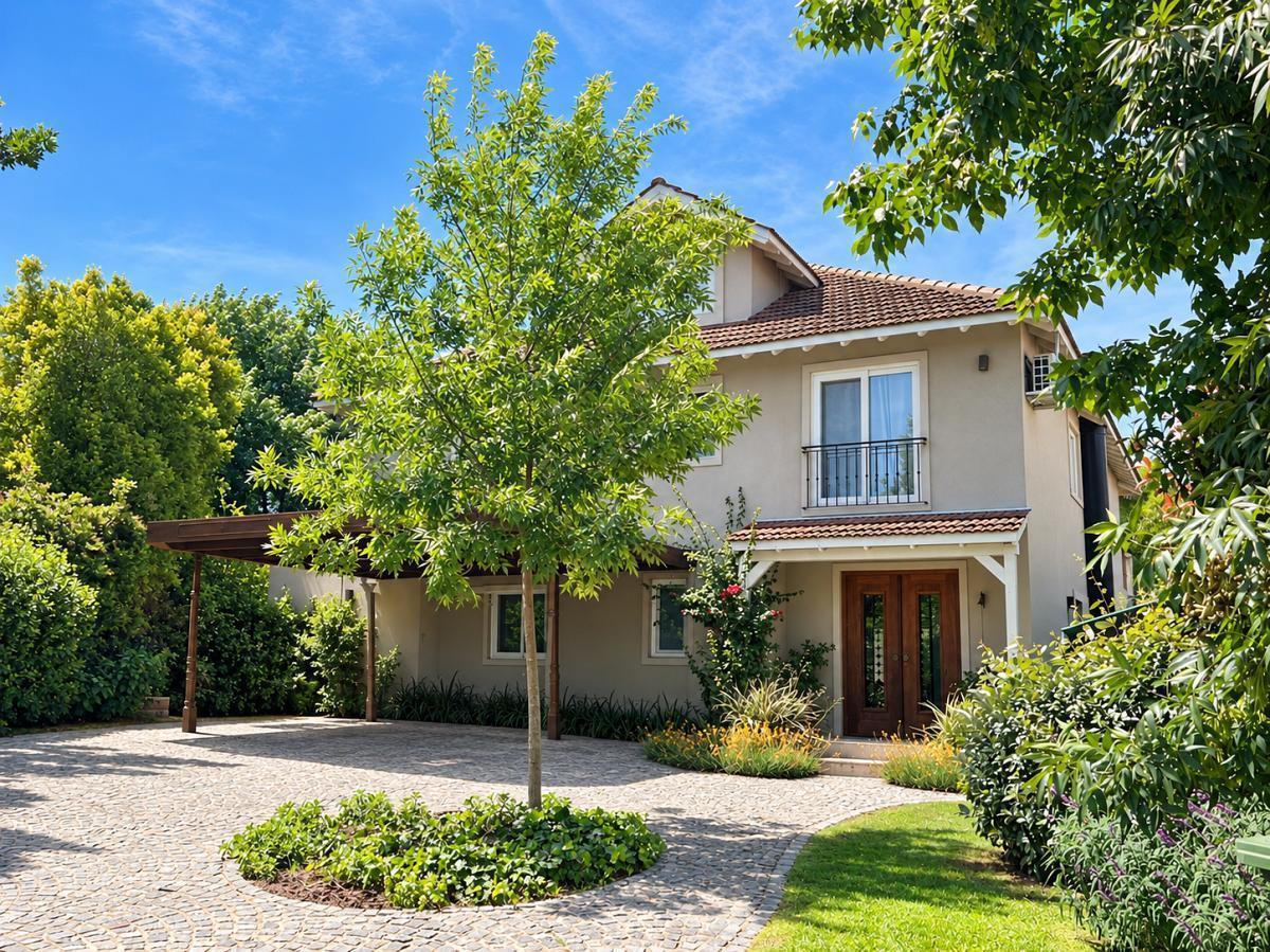 Foto de CASA EN VENTA EN AYRES DE PILAR totalmente renovada en lote de 1064.95, imagen 1