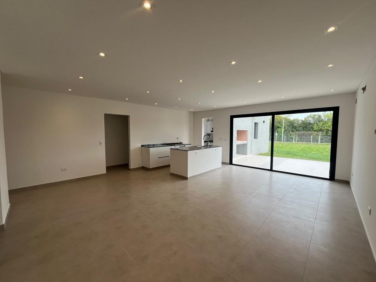 Foto de Excelente Oportunidad!! Casa a estrenar en Santa Lucìa, Pilar del Este., imagen 3
