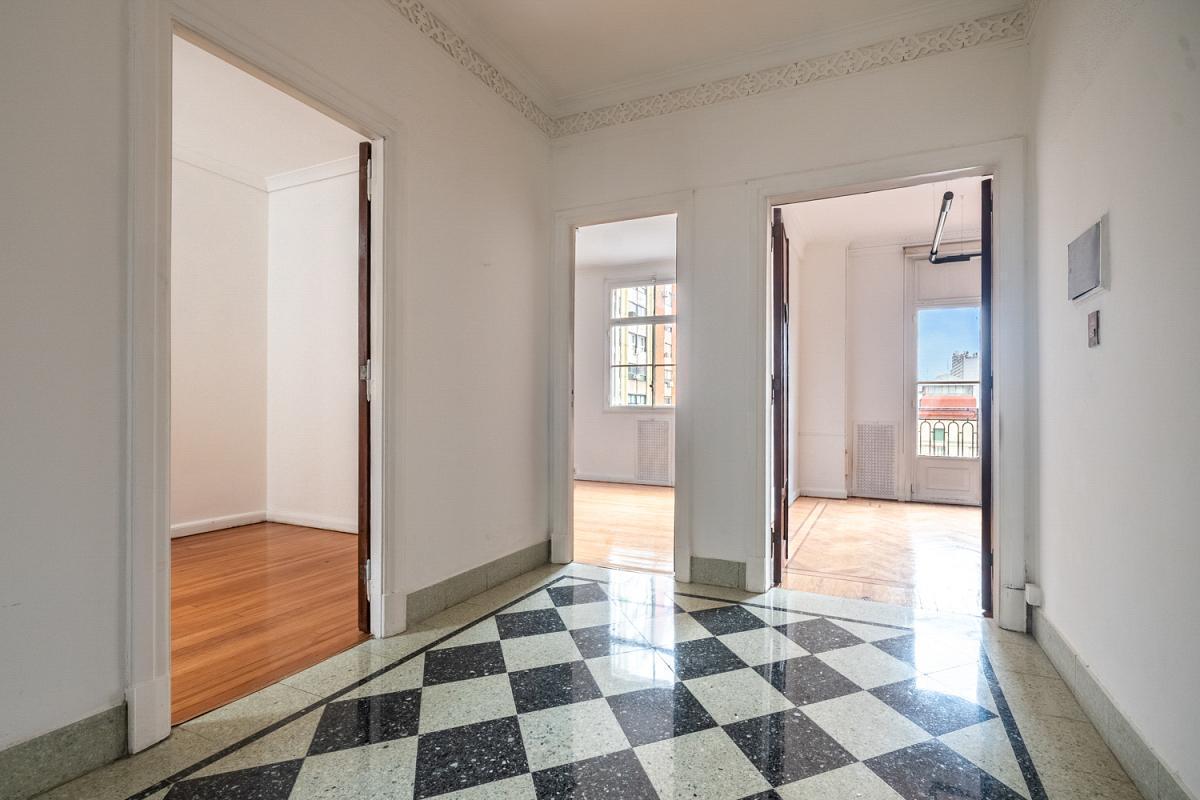Foto de Venta Tribunales Semipiso 3 Ambientes al Frente con balcón. Edificio de, imagen 1