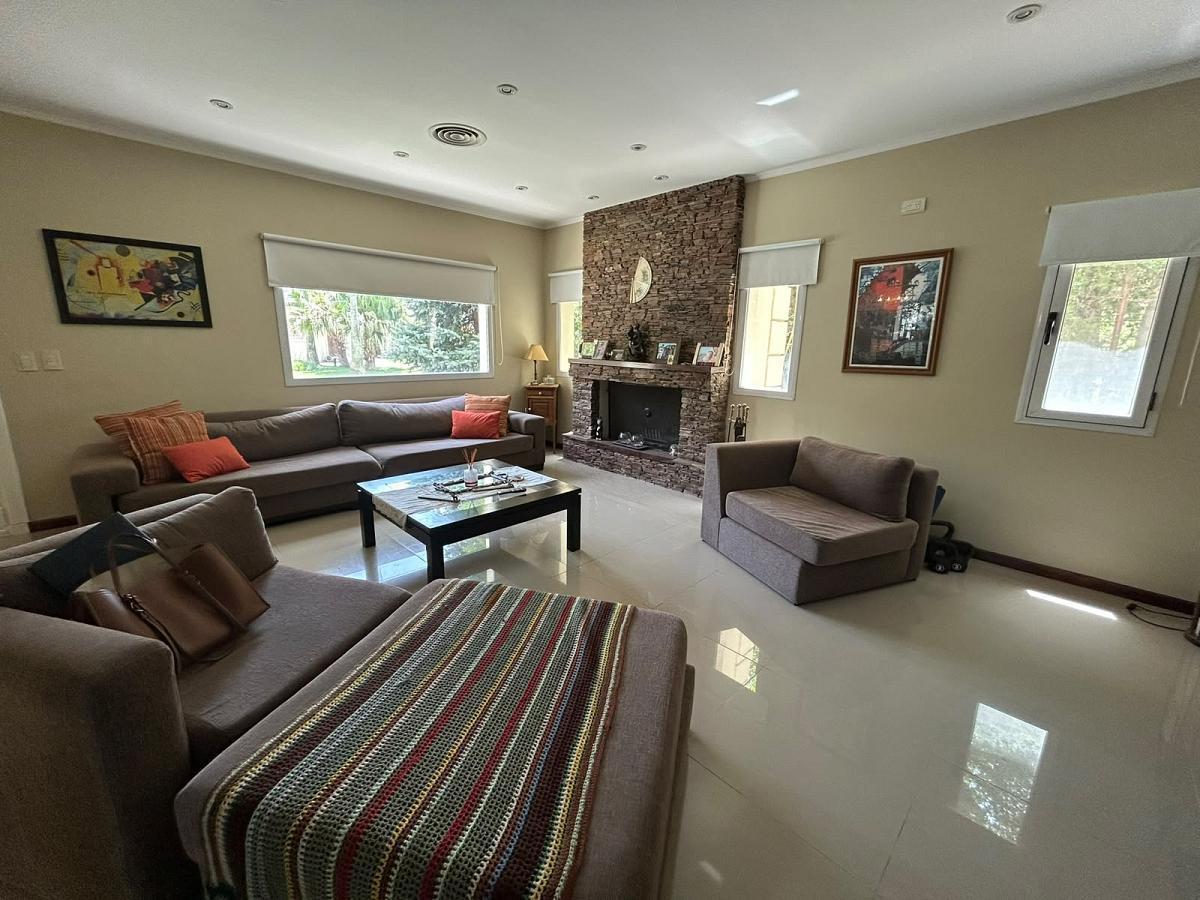 Foto de Venta Casa 4 dormitorios con dependencias Fincas de Iraola Berazategui, imagen 5