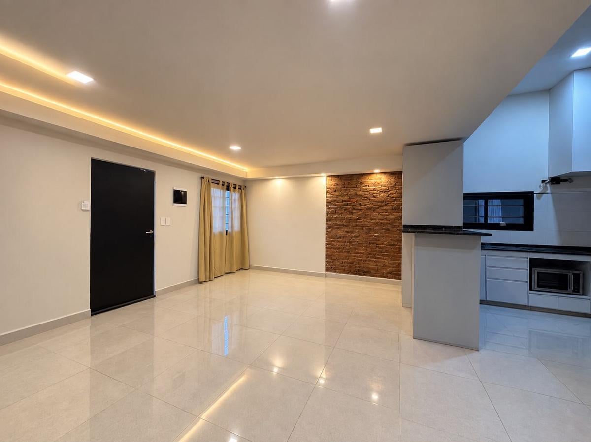Casa de 4 ambientes en Ezeiza, con parrilla y jacuzzi.