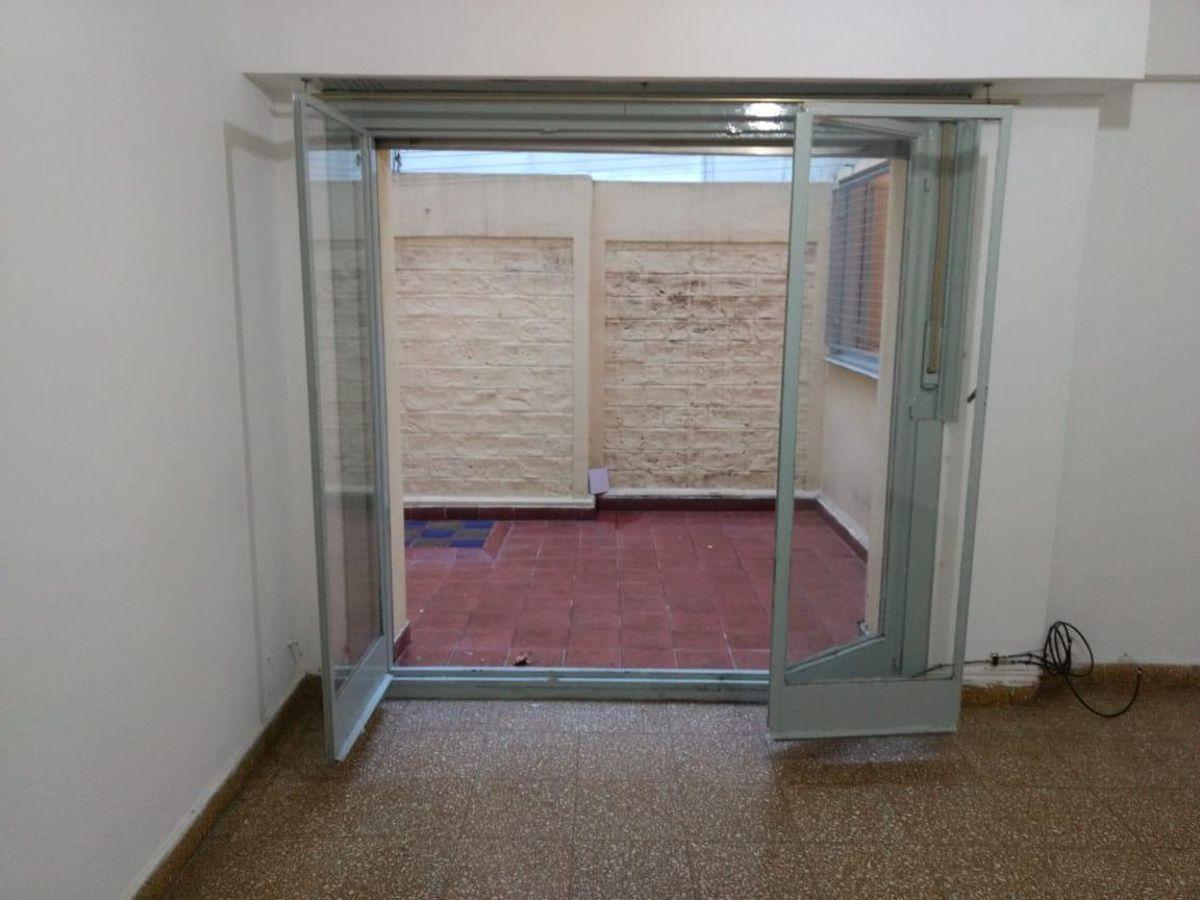 Foto de 2 AMBIENTES CON PATIO, PRIMER PISO POR ESCALERA, BAJAS EXPENSAS, imagen 3
