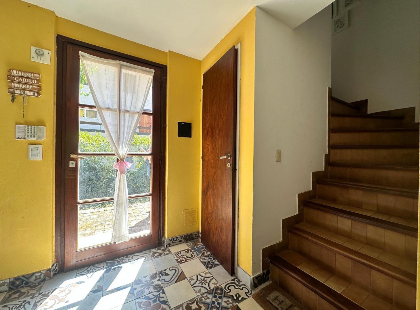 Foto de PINAMAR -Dúplex 3 amb. remodelado con patio, parrilla y guardacoche, imagen 5