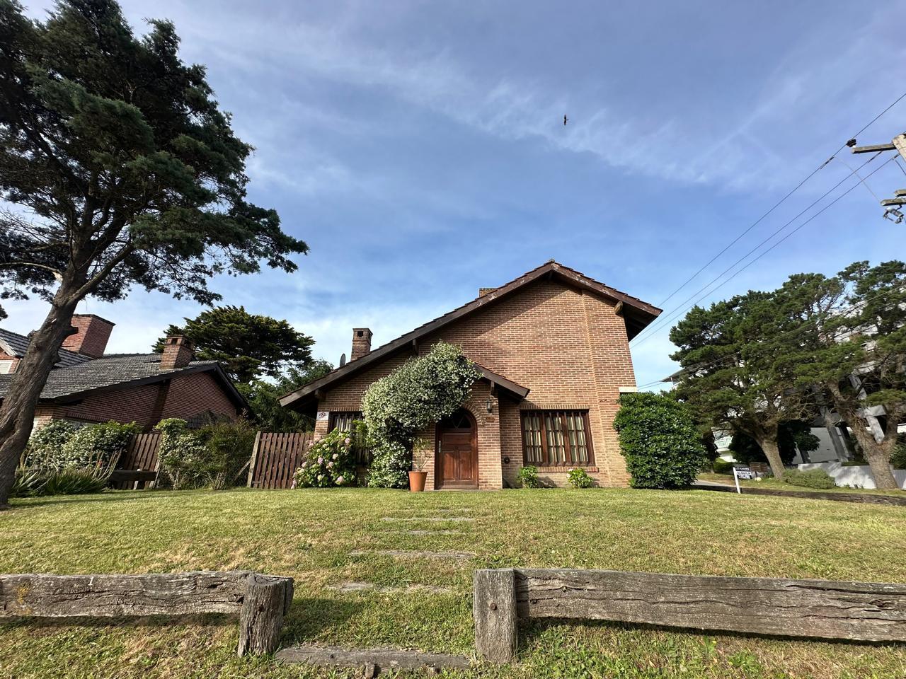 Foto de PINAMAR - Chalet en venta en Pinamar ubicado a 150 m del mar, imagen 1