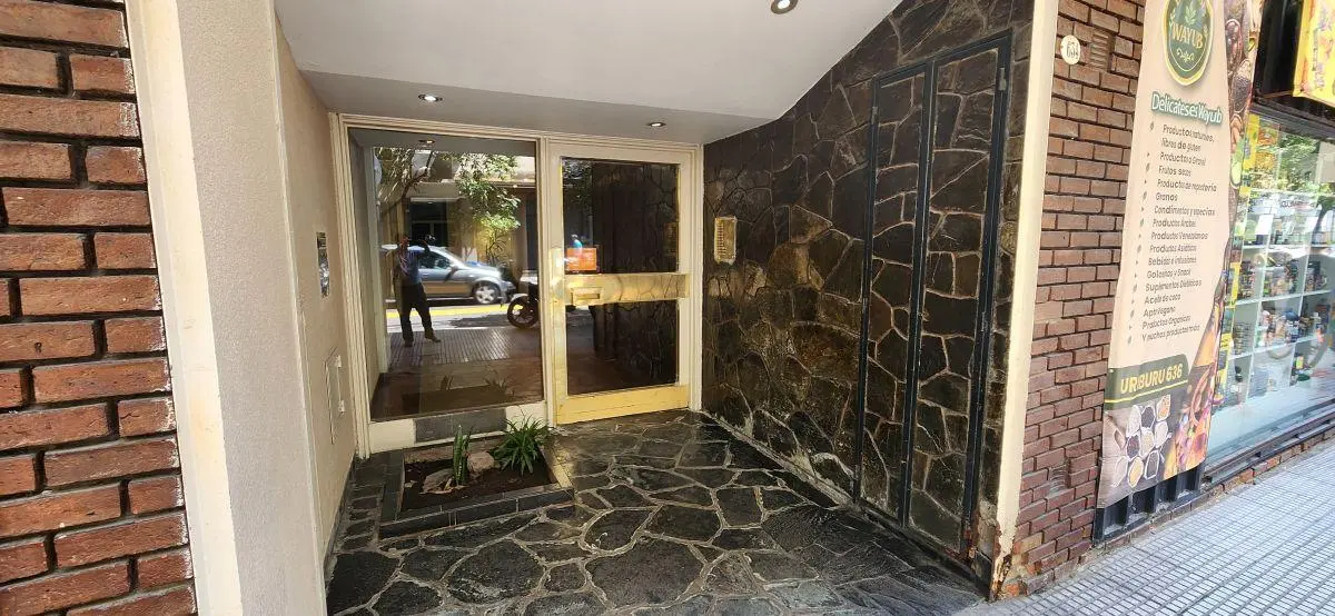 URIBURU AL 600. Luminoso 3 amb con balcón corrido y patio. Excelente estado. 2