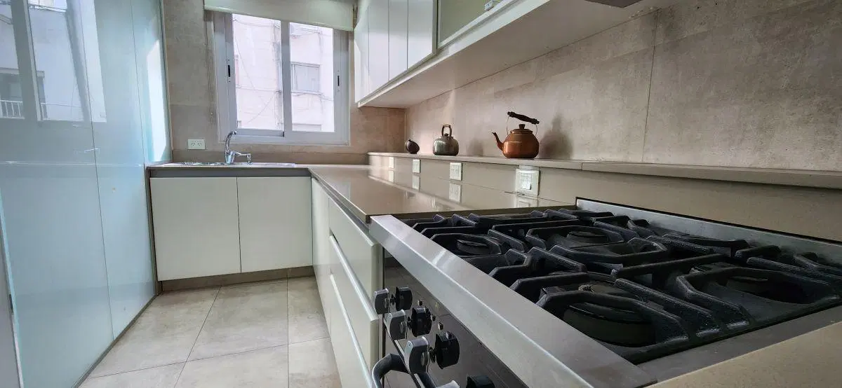 PARAGUAY Y AV. PUEYRREDÓN. Piso de 4 ambientes con cocina comedor 8