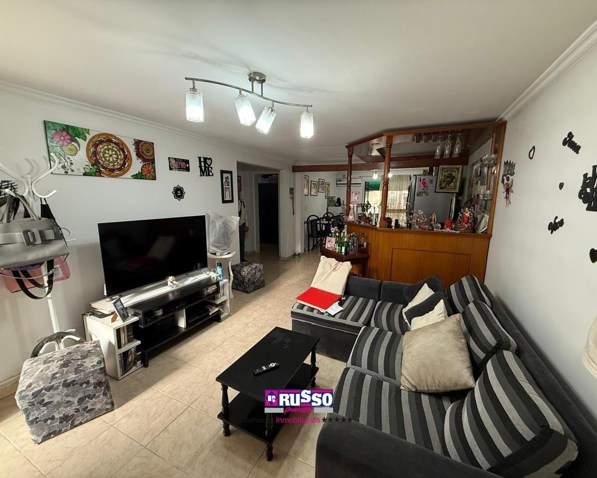Venta Departamento de 4 Ambientes con Patio y Cochera 3